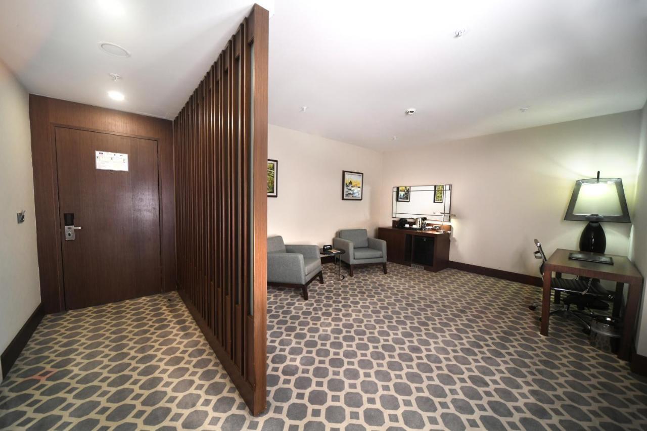เมอร์เคียว อิสตันบูล เวสต์ โฮเต็ล แอนด์ คอนเวนชั่น เซ็นเตอร์ Hotel ภายนอก รูปภาพ